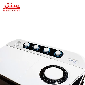تصویر یک ماشین لباسشویی با طراحی ساده و مدرن، دارای دکمه‌های چرخشی برای تنظیم برنامه‌های شستشو و محفظه‌ای برای ورودی آب.